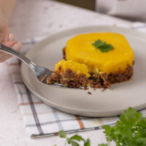 ESCONDIDINHO DE CARNE COM BATATA SALSA